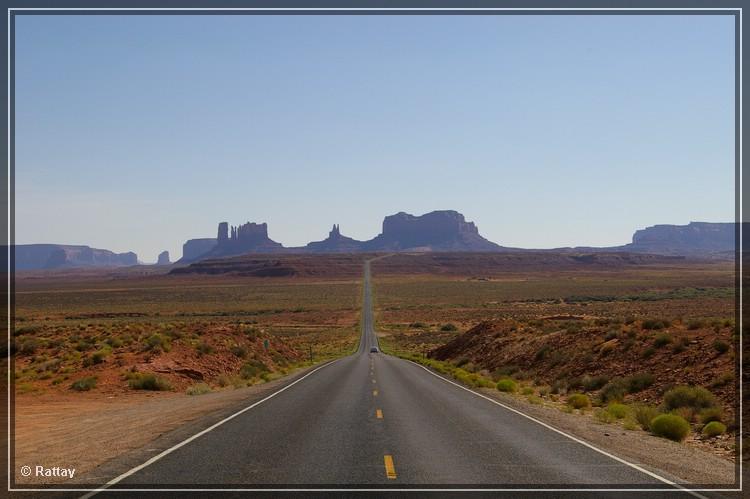 USA 2007 Tag13 089.jpg - Straße durch das Monument Valley